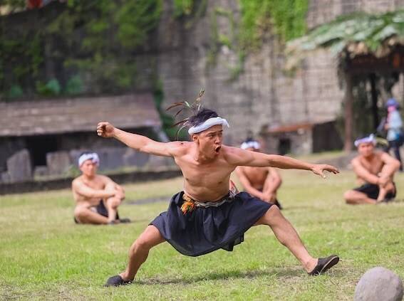 高雄茂林萬山勇士祭，原民勇士報戰功。（原民會提供）