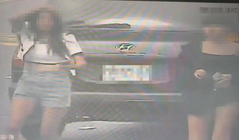 16歲黃姓少年偷開阿嬤的車,車上載有3名女子,卻闖紅燈撞死蔡男。(圖由民眾提供) 16歲黃姓少年偷開阿嬤的車,車上載有3名女子,卻闖紅燈撞死蔡男。(圖由民眾提供)