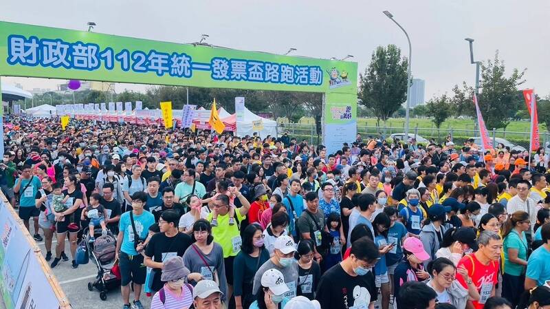 統一發票盃路跑台中中央公園登場，逾萬人運動兼做公益。（圖由市府提供）