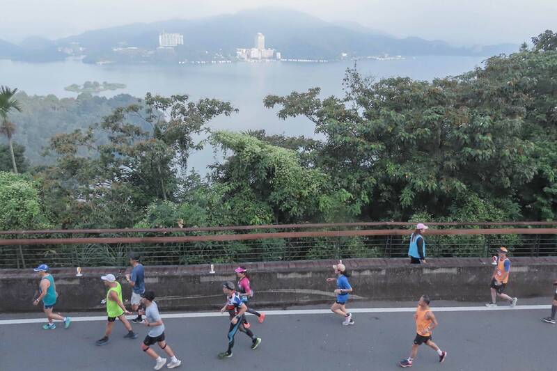 日月潭環湖馬拉松，在湖光山色陪伴下，吸引超過6500人參加。（日管處提供）