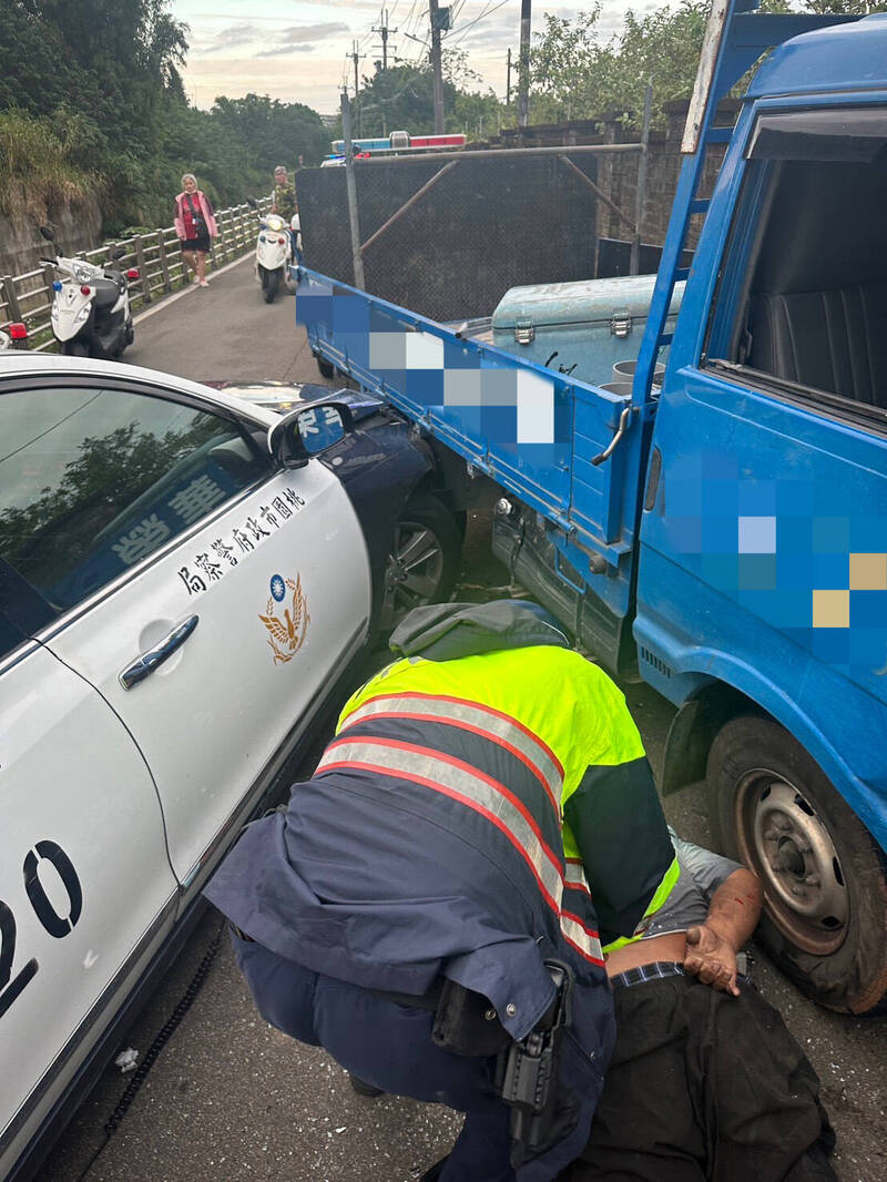 中壢警方飛車攔截圍捕陳嫌所竊小貨車，過程中，巡邏車被衝撞毀損。（警方提供）