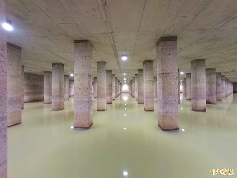 桃園市「龍山埤塘生態公園」下池宛如地下宮殿，由RC構造及雨水積磚組成，可儲水約2萬立方公尺。（記者鄭淑婷攝）