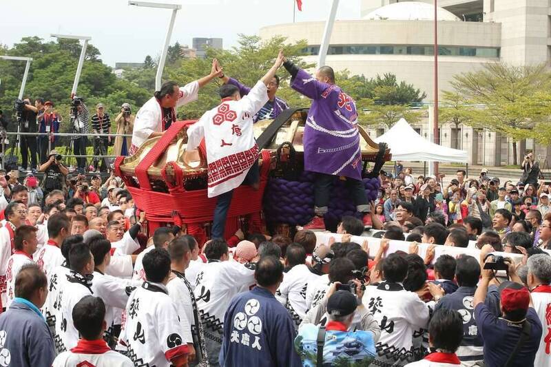 日本松山市帶來熱鬧十足的「百年撞轎祈福祭典」（台北市政府觀光傳播局提供）