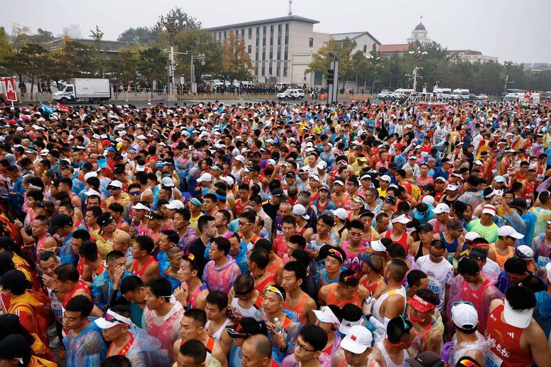 即使雾霾笼罩，北京马拉松週日仍照常举行，参赛者达三万人。（路透）(photo:LTN)