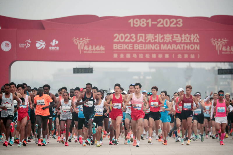 即使雾霾笼罩，北京马拉松週日仍照常举行，参赛者达三万人。（欧新社）(photo:LTN)