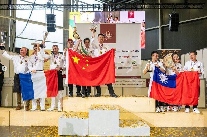 今年世界麵包大賽（Mondial Du Pain）台灣隊（右）奪得第3名，在頒獎典禮上，第1名的中國隊（中）刻意與台灣國旗隔開一段距離。（圖擷取自IG:ambassadeursdupain）