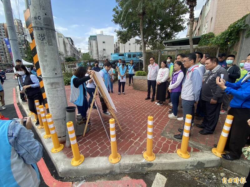 桃園市龜山區楓樹國小前光峰路原無實體人行道，市府養護工程處設計將電桿向馬路側遷移（圖左），騰出空間新闢通學廊道，市長張善政（圖中）今早與多位民代視察完工啟用情形。（記者陳璟民攝）