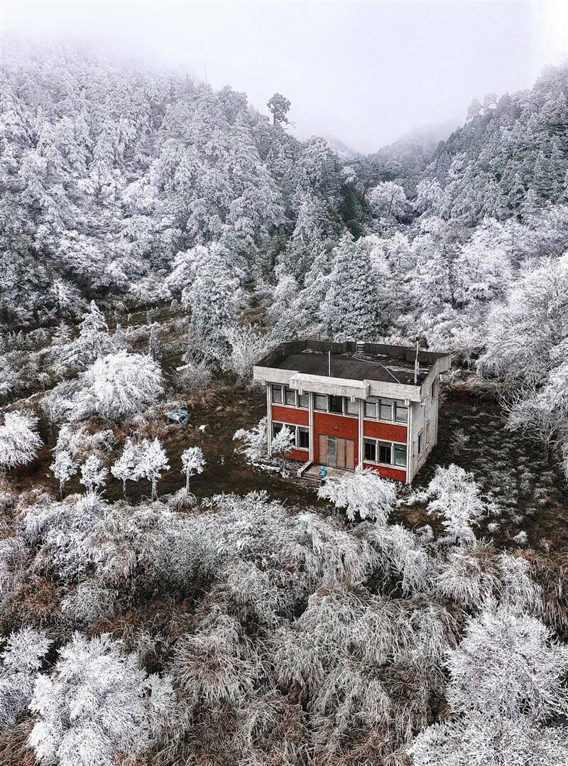 宜蘭思源派出所舊址被白雪包圍的寂靜場景，散發「寂寞派出所」氛圍，圖為2021年1月拍攝的畫面。（圖由沈張鴻提供）