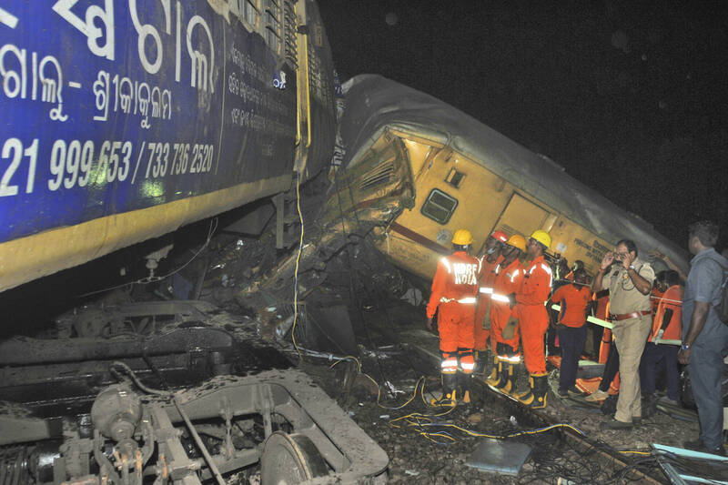 印度安得拉邦29日發生兩列客運列車相撞。 （美聯社）