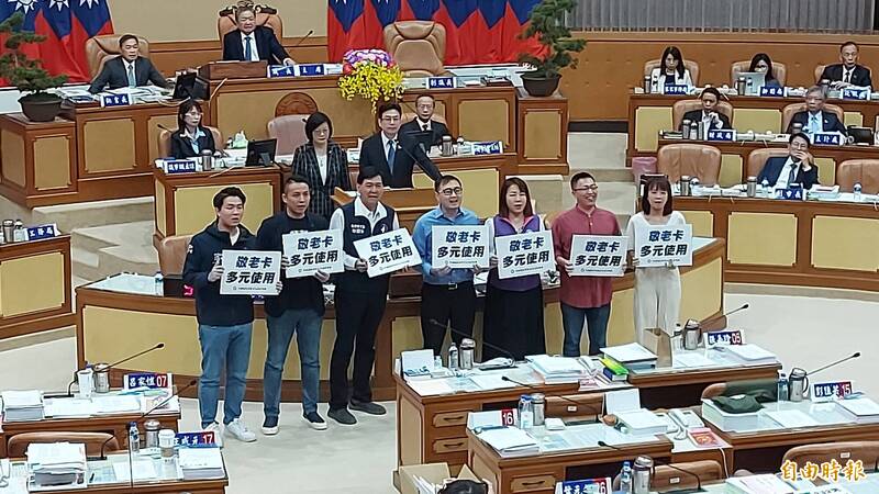 新北市議會國民黨團爭取擴大愛心敬老卡使用範圍，代理市長劉和然、社會局長李美珍承諾，明年擴大使用範圍至機場捷運、Ubike、計程車。（記者黃子暘攝）