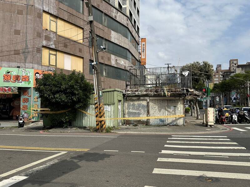 桃園區中正路與三民路二段路口鐵皮屋，不僅長期荒廢、老舊生鏽且被隨意塗鴉，前次小犬颱風來時更把鐵皮屋頂吹落。（桃市府建管處提供）