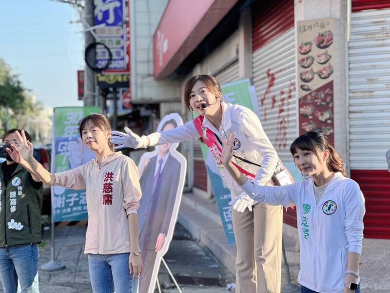 民進黨台中市第三選區立委參選人謝子涵到后里站路口拜票，洪慈庸及廖芝晏驚喜現身力挺。（謝子涵提供）