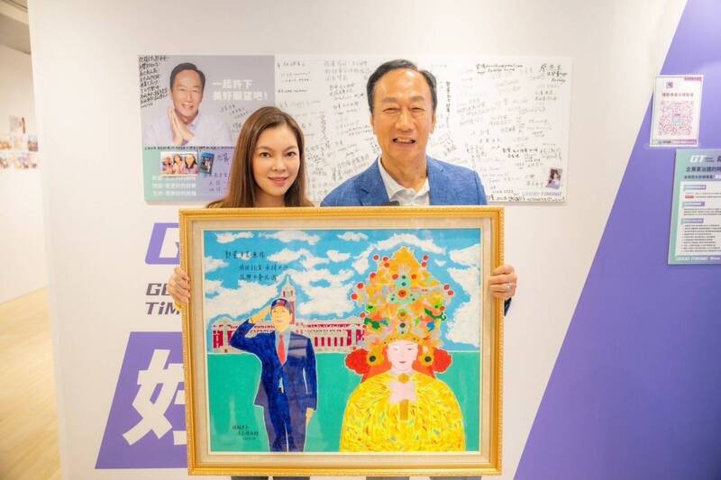 郭台銘和妻子曾馨瑩今天（31日）到台北連署總站簽名連署。（郭陣營提供）