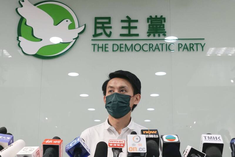 香港區議會選舉提名結束，香港僅存民主派政黨民主黨，無人獲提名。圖為民主黨主席羅健熙9月26日發表談話。（美聯社）
