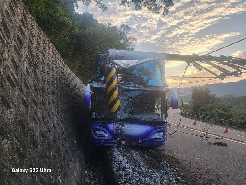 台3線83K新竹縣北埔路段今天（1日）清晨約5點許，發生遊覽車撞斷電線桿釀成停電情況，所幸車上無乘客，駕駛也沒有受傷，但造成北埔鄉埔尾村及峨眉鄉中盛村等一帶約53戶一度停電。（警方提供）