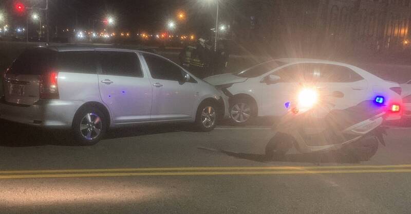 澎湖發生酒醉上路車禍，連撞路旁四車。（馬公警分局提供）