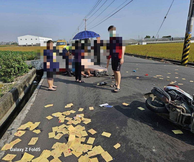 路人看到這個景象以為是「死亡車禍」現場。（民眾提供）