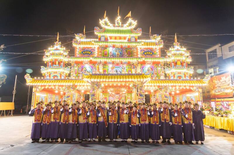 暌違47年，七股龍山宮再辦建醮「五朝祈安清醮」，今完成起鼓入醮，台南市長黃偉哲等各界人士祈求登革熱疫情早日退散。（七股龍山宮提供）