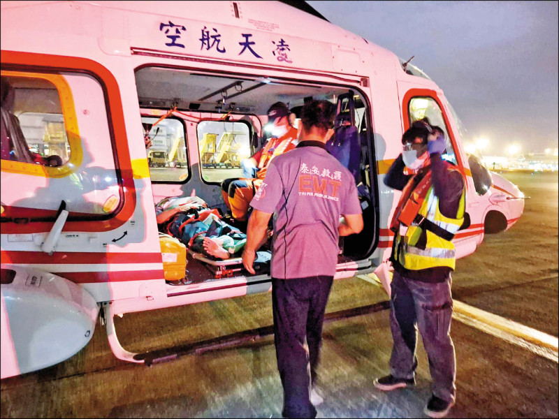 國內首傳空中醫療暴力，凌天救護員被戒護送醫收容人攻擊成傷。
（凌天航空提供）