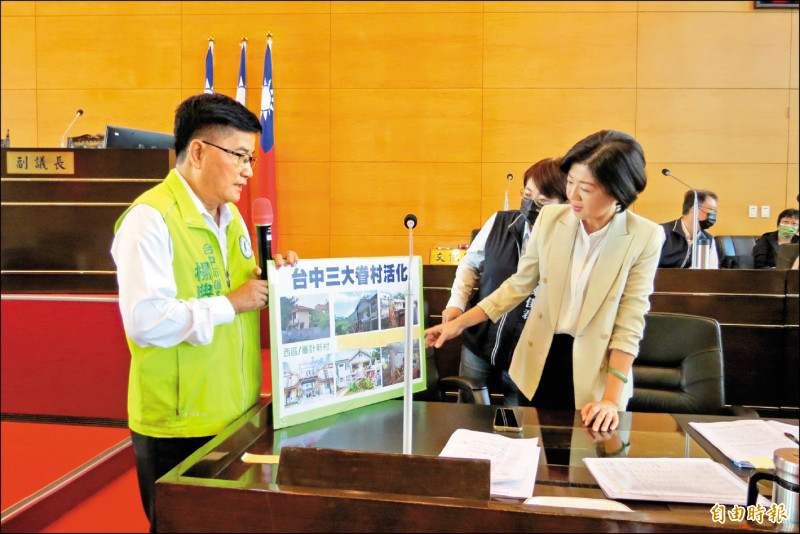 中市議員楊典忠（左）拿出三個眷村照片，要副市長王育敏看看清水眷村文化園區修繕進度。（記者蘇金鳳攝）