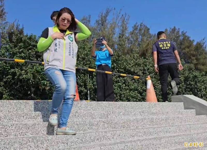 彰化縣議員周君綾認為新公園的樓梯太危險，很容易跌倒。（記者劉曉欣攝）