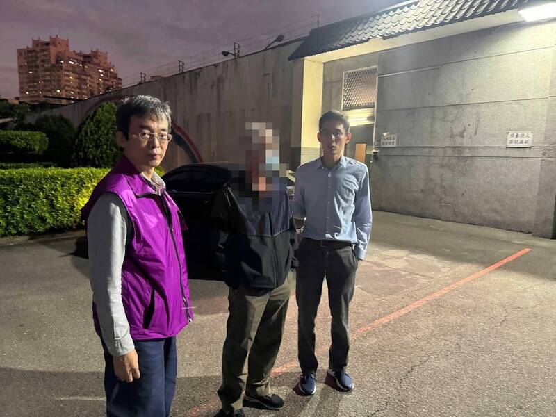 張姓男子(圖中)因逃漏綜合所得稅1610萬餘元被管收,在管收所待了一夜後趕緊通知其妻籌款獲釋。(新北分署提供) 張姓男子(圖中)因逃漏綜合所得稅1610萬餘元被管收,在管收所待了一夜後趕緊通知其妻籌款獲釋。(新北分署提供)