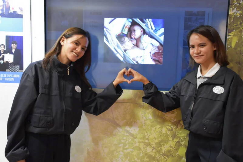慈濟科技大學今年首次招生四年制公費外籍護理專班，來自菲律賓的雙胞胎姊妹花也來台求學，這對連體嬰姊妹花在20年前就是在慈濟醫院接受分割手術。（慈濟科大提供）