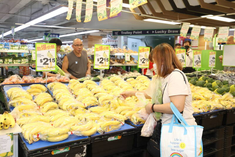 台灣香蕉時隔10年再度上架新加坡大型連鎖超市。（高市府提供）