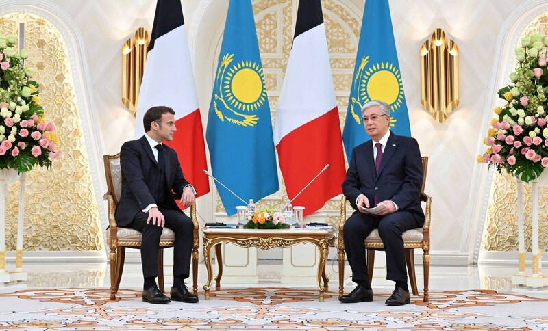 法國總統馬克宏（左）1日與哈薩克總統托卡葉夫（右）會面，盛讚哈薩克拒絕在烏克蘭問題上與俄羅斯結盟。（路透）