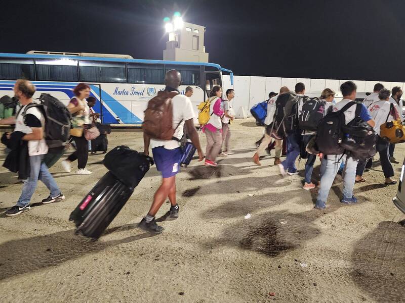 加薩走廊與埃及間的拉法邊界關卡1日首度開放，讓受困加薩的外國護照持有者和傷患離開當地。（歐新社）