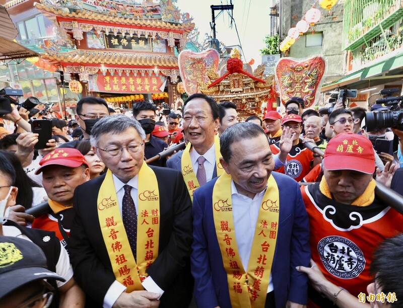 侯友宜、柯文哲、郭台銘2日出席台北葫蘆寺112年觀音佛祖聖誕遶境起駕大典。（記者羅沛德攝）