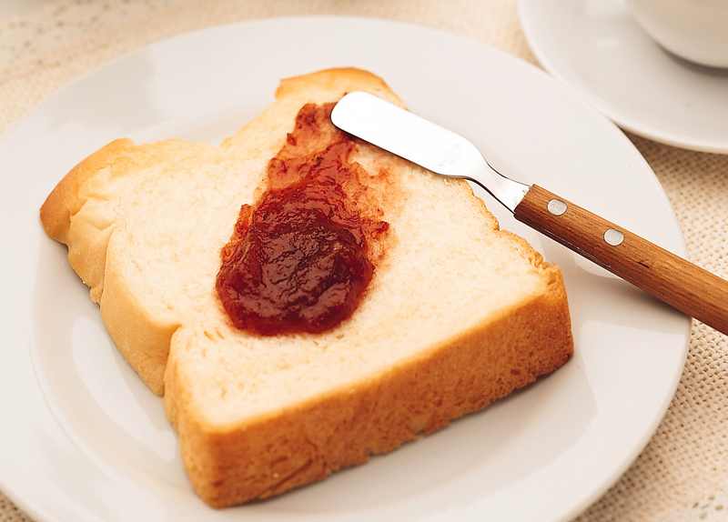 網友發文說，買厚片土司，烤來試吃竟咬到「OK繃」。土司示意圖。（情境照）