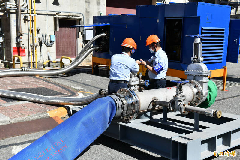 演習模擬電廠萬一長時間喪失海水冷卻,為避免如福島事故機組嚴重損壞,廠內運用大型儲水槽採用中壓注水泵的操作。(記者蔡宗憲攝) 演習模擬電廠萬一長時間喪失海水冷卻,為避免如福島事故機組嚴重損壞,廠內運用大型儲水槽採用中壓注水泵的操作。(記者蔡宗憲攝)