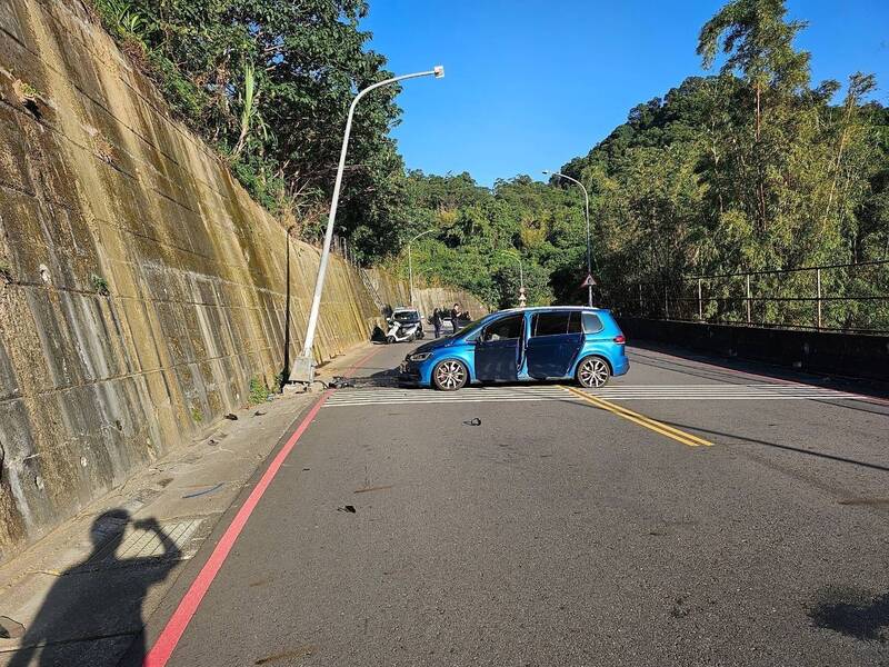 許姓男子開車自撞電桿，所幸許男與妻小均輕傷。（記者徐聖倫翻攝）