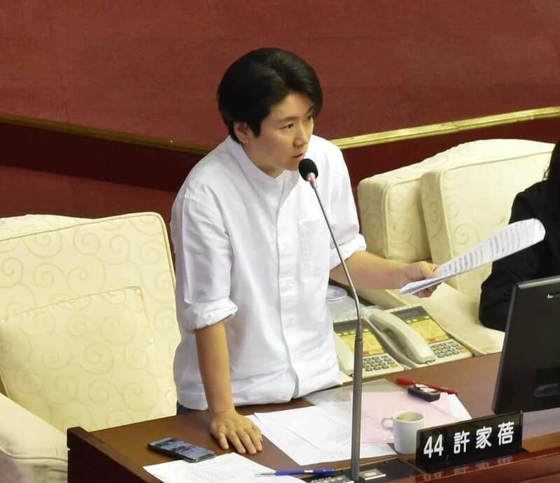 台北市議員許家蓓質詢警察風紀問題，台北市警察局長張榮興允諾將會強化法治教育。（許家蓓辦公室提供）