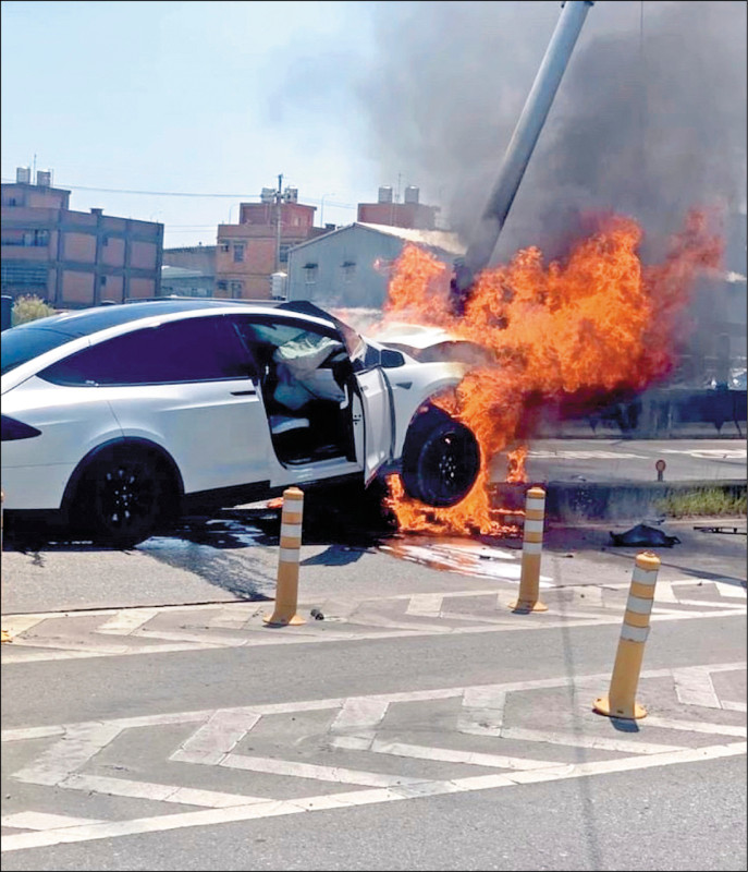 除開啟輔助系統發生事故，電動車事故像是藝人林志穎駕車自撞、起火（見圖，取自爆料公社），也引發社會關注。