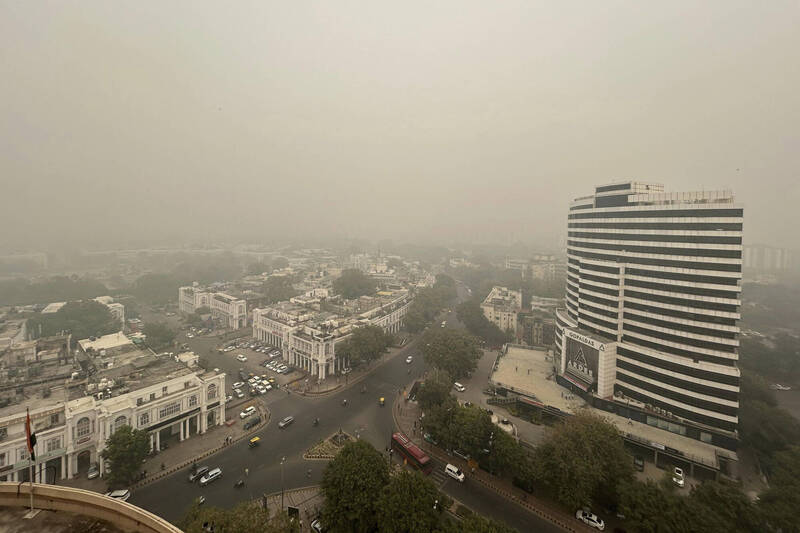 印度新德里3日迎來大片霧霾，空氣質量指數 （AQI） 達到「嚴重污染」等級，部分學校被迫停課兩天。（美聯社）
