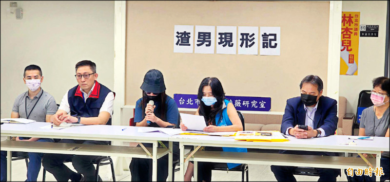 北市議員應曉薇（右三）陪同遭家暴及騙財的新加坡籍女子（左三）開記者會控訴蔡男。（記者甘孟霖攝）