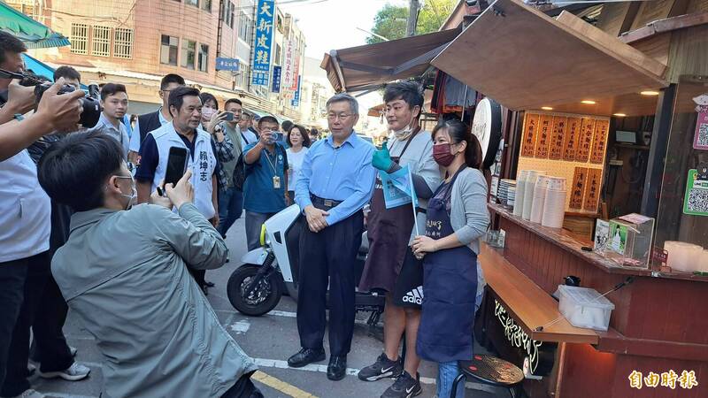 民眾黨總統參選人柯文哲今早到台東市中央市場掃街。（記者黃明堂攝）