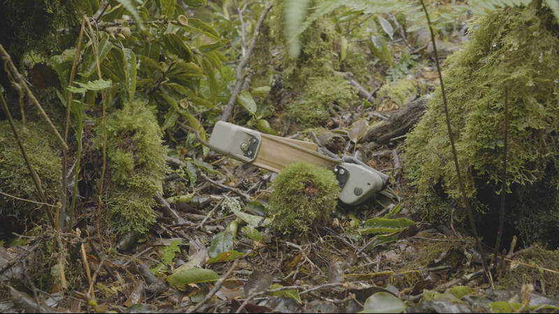 林業署台東分署在高山尋獲台灣黑熊里高萬遺落的頸圈，研判是脫落，熊體安在。（記者黃明堂翻攝）