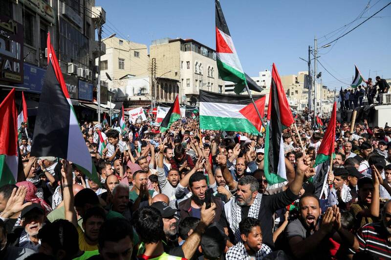 全球反犹太行为增加，以国唿吁有打算出国的民众最好重新考虑。图为约旦的挺巴勒斯坦示威活动。（路透）(photo:LTN)