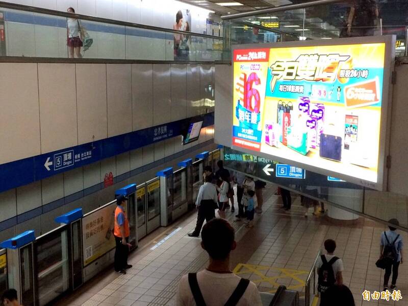 台北捷運130億旅運量於3日晚間達成，第130億旅客從板南線忠孝復興站進站，松山新店線新店站出站。示意圖。（資料照）