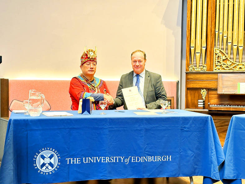 Mudan Township Mayor Pan Chuang-chih, left, and University of Edinburgh vice principal Gavin McLachlan pose for a photograph at a ceremony at the university’s St Cecilia’s Hall.
Photo courtesy of the Council of Indigenous Peoples via CNA