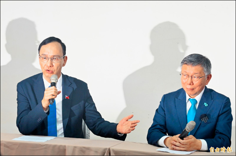 藍、白兩黨用所謂「第三波民主革命」之名，行謀取政治利益分贓之實，挑戰人民對於民主選舉與政黨政治的認知底線，也讓這場大選亂了套。圖為上月三十日朱立倫與柯文哲政黨協商。（記者王藝菘攝）