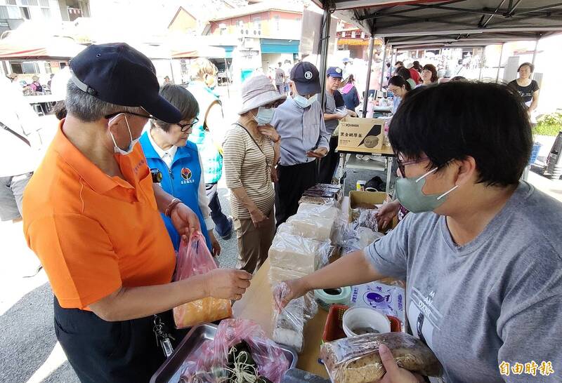 苗栗市嘉盛社區發展協會在五文昌廟前廣場舉辦「嘉志閣第15屆客家粄仔節」，現場展售各式粄仔，吸引不少民眾購買。（記者張勳騰攝）