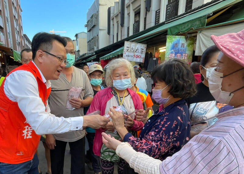 莊競程拚連任市場拜票 攤商與民眾送粽子、大蒜熱情回應
