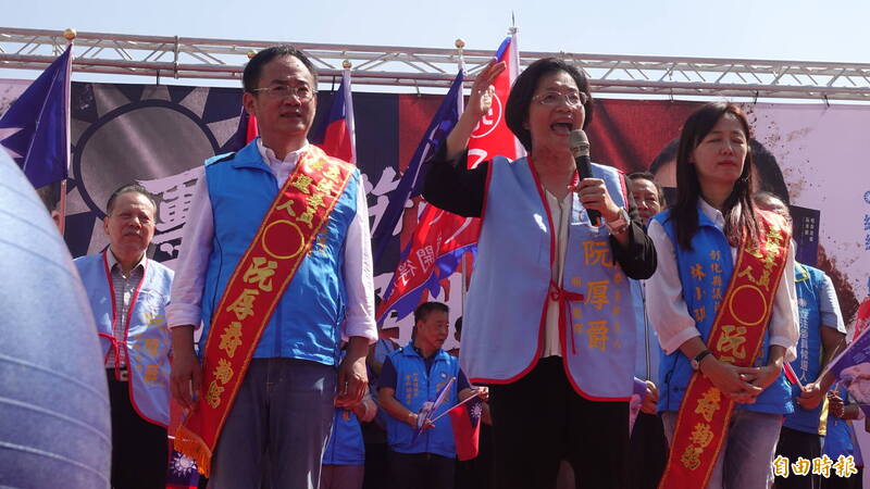 彰化縣長王惠美（圖中）為國民黨第一選區立委參選人阮厚爵站台，抨擊現任立委陳秀寳把晶鼎焚化爐責任推給縣府，這明明就是中央就可解決的事，怒嗆「我也做過立委」。（記者劉曉欣攝）