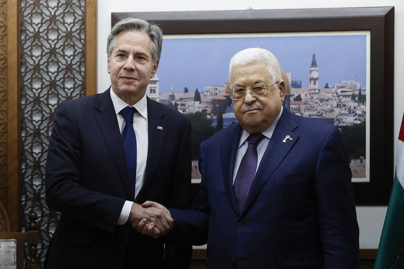 美国国务卿布林肯（左）今日造访约旦河西岸，与巴勒斯坦总统阿巴斯（右）会面。（路透）(photo:LTN)