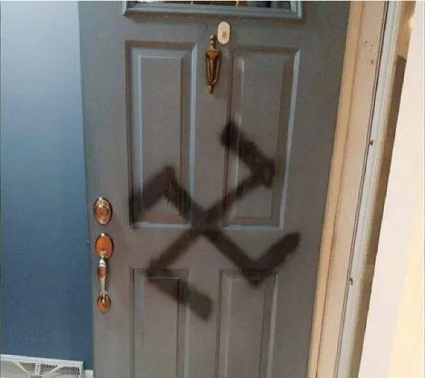 法国一名犹太女子4日在家中遭陌生人持刀捅腹，门口还被漆上纳粹符号，不过兇手疑似搞错画法，将代表纳粹的「卐」画成古代宗教象征圆满吉祥的「卍」。（图翻摄自X平台）(photo:LTN)