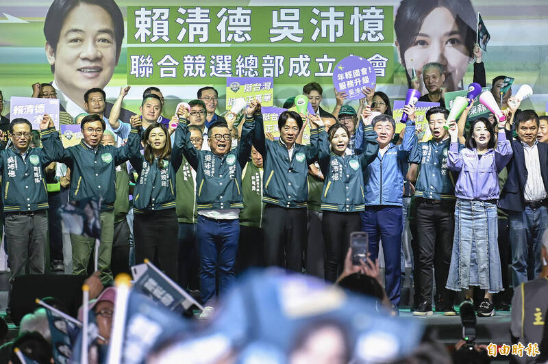 賴清德吳沛憶聯合競選總部成立大會在龍山寺前舉行,民進黨主席賴清德與吳沛憶在台上高舉雙手,與現場支持民眾一起高喊凍蒜。(記者陳志曲攝) 賴清德吳沛憶聯合競選總部成立大會在龍山寺前舉行,民進黨主席賴清德與吳沛憶在台上高舉雙手,與現場支持民眾一起高喊凍蒜。(記者陳志曲攝)